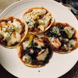 フライパンで餃子の皮ピザ〜マヨポテ&イカスミ〜